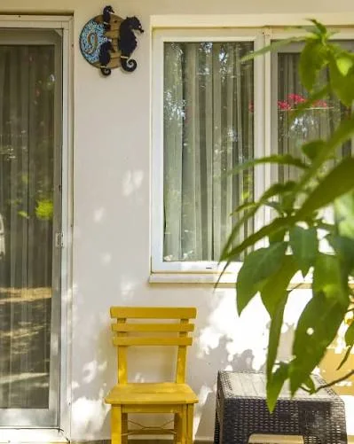 Pruva Pansiyon Oda 1 girişi ve önündeki oturma alanı