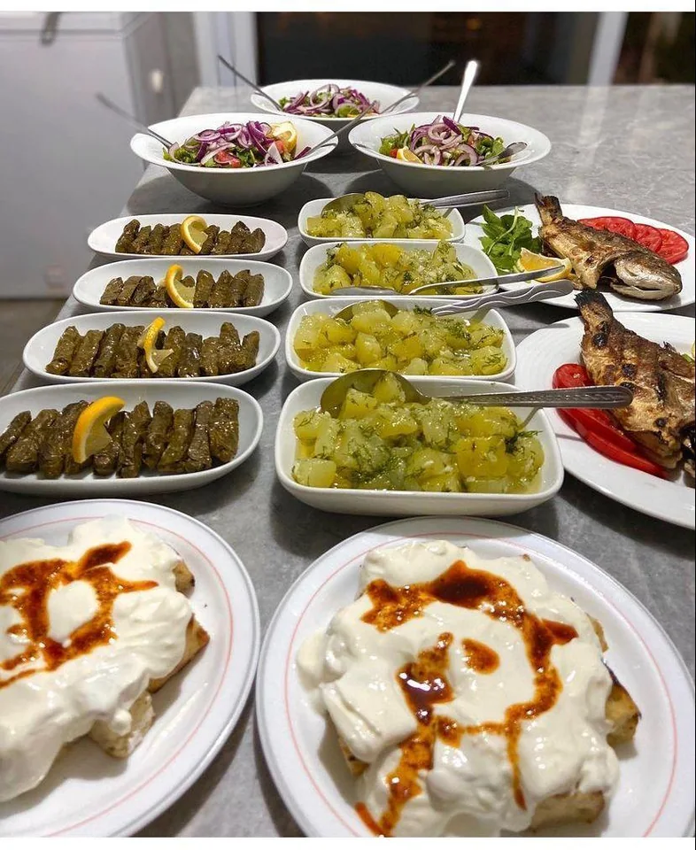 Pruva restoranında meze tabakları
